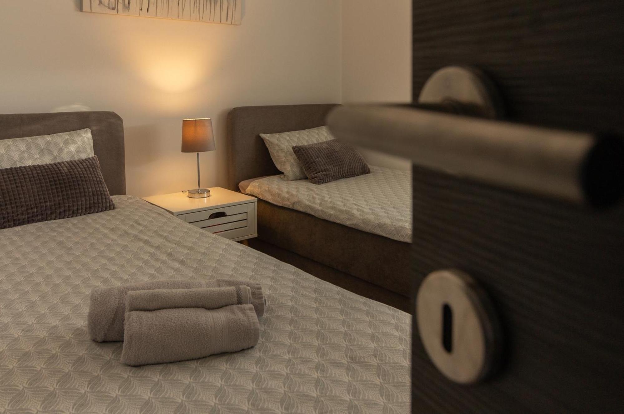Modern And Spacious Apartment Helena Near The Beach Привлака Екстериор снимка