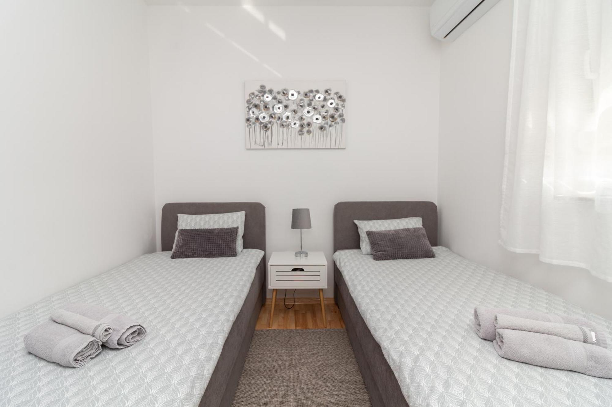 Modern And Spacious Apartment Helena Near The Beach Привлака Екстериор снимка